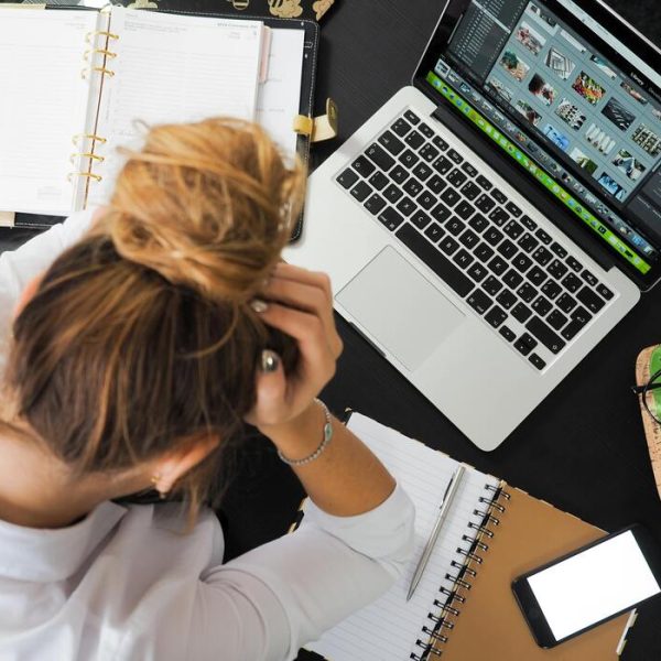 Lauree, Scrivanie e Destini: Il Vero Legame tra Apprendimento e Sostentamento