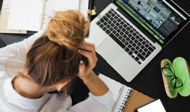 Lauree, Scrivanie e Destini: Il Vero Legame tra Apprendimento e Sostentamento